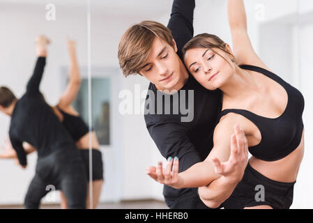 Des danseurs professionnels de la magistrale mains Banque D'Images