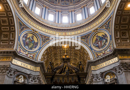 Cité du Vatican, CITÉ DU VATICAN - Le 15 juin 2015 : l'intérieur et les détails architecturaux de la Basilique de Saint Peter, le 15 juin 2015, dans la Cité du Vatican, Cité du Vatican Banque D'Images