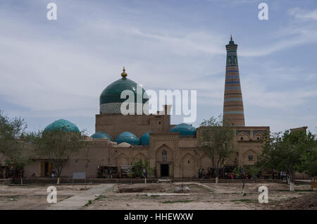 Avis de Pahlavon Mahmud Mausoleum et minaret Islam Khodja, Khiva, Ouzbékistan. Banque D'Images