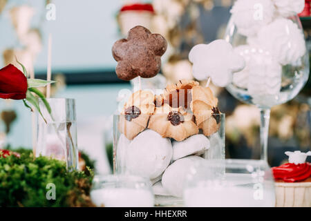 Un dessert savoureux doux guimauve et Cookies Dans Candy Bar sur table. Délicieux buffet sucré. Décorations de mariage Banque D'Images