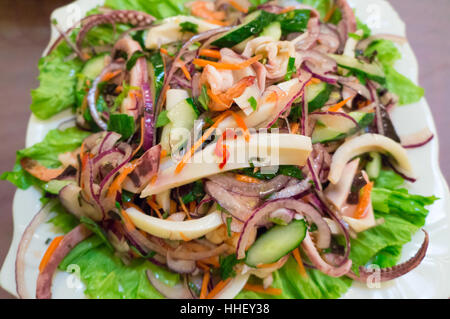 Une salade de fruits de mer avec des calmars et légumes sur la plaque Banque D'Images