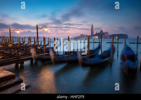Avant l'aube, la lumière sur les gondoles et San Giorgio Maggiore, à Venise, Vénétie, Italie