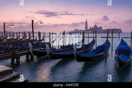 Avant l'aube, la lumière sur les gondoles et San Giorgio Maggiore, à Venise, Vénétie, Italie Banque D'Images