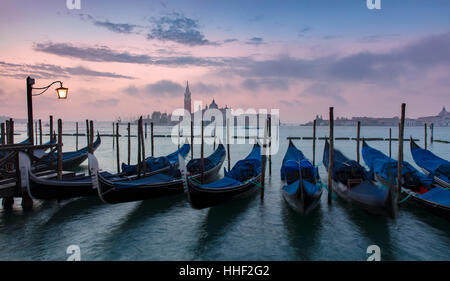 Avant l'aube, la lumière sur les gondoles et San Giorgio Maggiore, à Venise, Vénétie, Italie