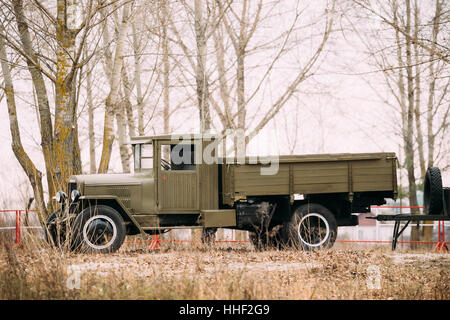 La Deuxième Guerre mondiale, l'armée russe ancien camion militaire soviétique ZIS-5 dans une forêt d'automne Banque D'Images