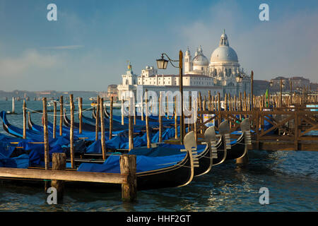 Gondoles de pompage au-dessous de Santa Maria della Salute, Venise, Vénétie, Italie Banque D'Images