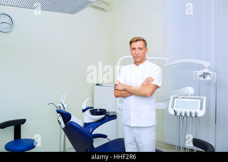 Dentiste à l'œuvre dans une clinique dentaire sur l'arrière-plan de la matériel Banque D'Images