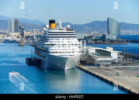 Une Costa croisière dans le port de Barcelone Banque D'Images