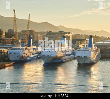 Trois ferries au chantier de réparation à Gênes Banque D'Images