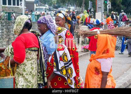 Mayotte, France - 8 juin 2007 : les personnes ayant des vêtements traditionnels pour discuter à Mayotte, France Banque D'Images