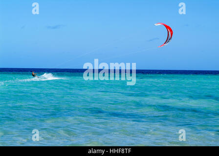 Mayotte, France - 2 juin 2007 : man kitesurf sur l'île de Mayotte, France Banque D'Images