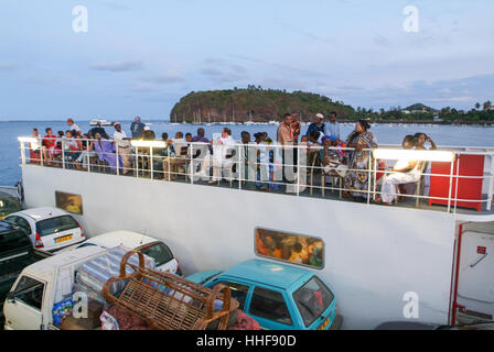 Mayotte, France - 2 juin 2007 : les personnes voyageant sur un ferrie à Mayotte, l'île de France Banque D'Images