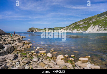 Grande Bretagne, sud-ouest de l'Angleterre, dans le Dorset, Jurassic Coast, côtes rocheuses à l'entrée de Lulworth Cove à Banque D'Images