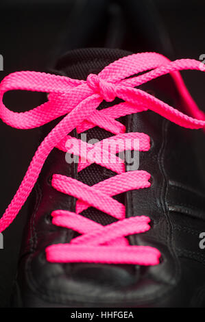 Laçage rose sur sneaker Banque D'Images