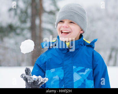 Enfant jouer dans la neige sur journée d'hiver Banque D'Images