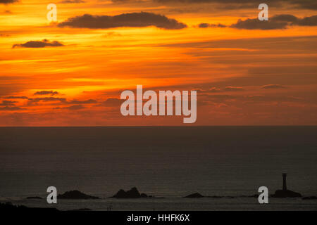 Lands End, Cornwall, UK. 18 janvier 2017. Magnifique coucher de soleil à Lands End Cornwall vu de l'entreprise vinicole Bartinney Downs Nature Reserve, phare de Drakkars est visible dans les images (1 et 3) Credit : Bob Sharples/Alamy Live News Banque D'Images