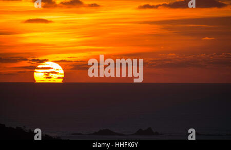 Lands End, Cornwall, UK. 18 janvier 2017. Magnifique coucher de soleil à Lands End Cornwall vu de l'entreprise vinicole Bartinney Downs Nature Reserve, phare de Drakkars est visible dans les images (1 et 3) Credit : Bob Sharples/Alamy Live News Banque D'Images