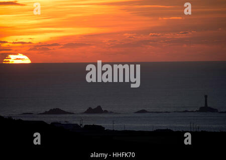 Lands End, Cornwall, UK. 18 janvier 2017. Magnifique coucher de soleil à Lands End Cornwall vu de l'entreprise vinicole Bartinney Downs Nature Reserve, phare de Drakkars est visible dans les images (1 et 3) Credit : Bob Sharples/Alamy Live News Banque D'Images