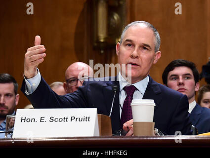 Washington, USA. 18 janvier, 2017. Procureur général Scott Pruitt (républicain de l'Oklahoma) témoigne devant le comité sénatorial des USA de l'environnement et des travaux publics sur sa nomination comme administrateur de l'Environmental Protection Agency sur la colline du Capitole à Washington, DC le mercredi, Janvier 18, 2017. - Pas de service de fil - Photo : Ron Sachs/consolidé/dpa/Alamy Live News Banque D'Images