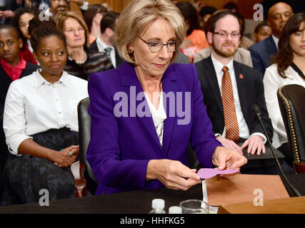 Washington, Us. 17 Jan, 2017. Betsy DeVos de Grand Rapids, Michigan apparaît avant les États-Unis au Comité du Sénat sur la santé, l'éducation, du travail et des pensions tient une audience de confirmation compte tenu de sa nomination pour être la secrétaire de l'éducation sur la colline du Capitole à Washington, DC le mardi 17 janvier, 2017. - Pas de service de fil - Photo : Ron Sachs/consolidé/dpa/Alamy Live News Banque D'Images