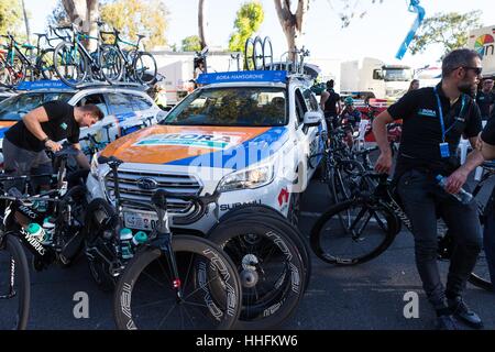 Adélaïde, Australie du Sud, Australie. 14 Jan, 2017. Ralph Denk, (R) Manager de l'équipe d'Bora-Hansgrohe au niveau de l'équipe l'auto avant le départ de la course, People's Choice Classic tour 22, 50.6km street race circuit comme chauffer pendant le Tour Down Under, en Australie le 15 janvier 2017 Credit : Gary Francis/ZUMA/Alamy Fil Live News Banque D'Images