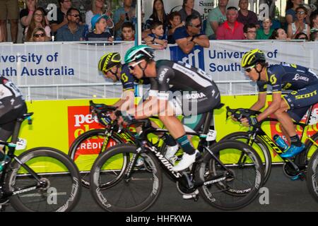 Adélaïde, Australie du Sud, Australie. 14 Jan, 2017. Peloton de course, People's Choice Classic tour 22, 50.6km street race circuit comme chauffer pendant le Tour Down Under, en Australie le 15 janvier 2017 Credit : Gary Francis/ZUMA/Alamy Fil Live News Banque D'Images