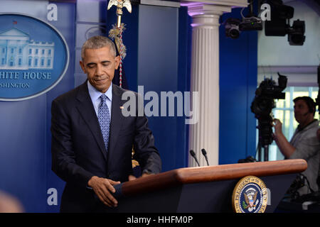 Washington, DC, USA. 18 janvier, 2017. Le président Barack Obama tient la conférence de presse finale de ses deux presidiency à long terme dans l'Brady Briefing Room, paniers avec les médias.Le Président Obama quitte le podium pour la dernière fois. Credit : Christy Bowe/Globe Photos/ZUMA/Alamy Fil Live News Banque D'Images