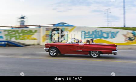 Les touristes monter dans une voiture classique rouge dans la Habana Vieja. 31 Dec, 2016. Credit : Marshall Foster/ZUMA/Alamy Fil Live News Banque D'Images