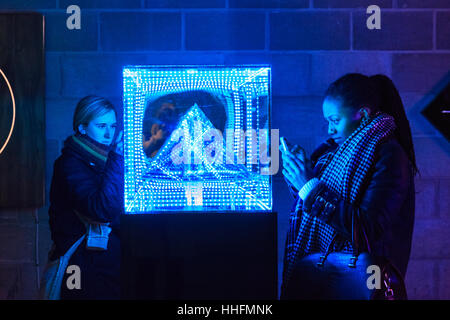 Londres, Royaume-Uni. 18 janvier, 2017. Les visiteurs interagissent avec des installations lumineuses à traverse Place niveau -3. Feux d'hiver comprend 30 installations de lumière, des sculptures et des structures par des artistes novateurs et créateurs tout au long de Canary Wharf. Le spectacle visuel est gratuit pour les visiteurs et se déroule jusqu'au 27 janvier. Credit : Imageplotter News et Sports/Alamy Live News Banque D'Images