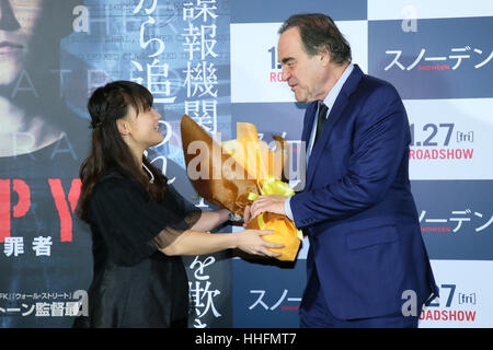 Tokyo, Japon. 18 janvier, 2017. Jeux Olympiques de Rio 2016 Women's Wrestling Freestyle médaillée d'or de 48 kg Eri Tosaka assiste à la première mondiale au Japon pour Oliver Stone's film 'Snowden' à Tokyo, Japon. Le biopic stars Joseph Gordon-Levitt qu'Edward Snowden, un ancien entrepreneur de la CIA qui est responsable de la plus grande fuite dans l'histoire américaine moderne. Le film s'ouvre au Japon le 27 janvier. Credit : AFLO/Alamy Live News Banque D'Images