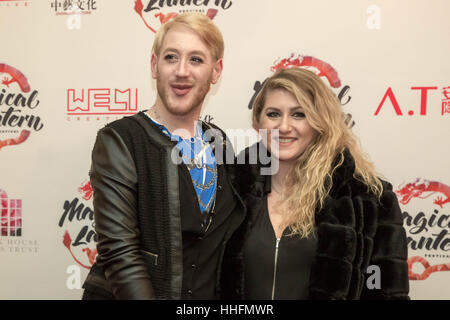 Londres, Royaume-Uni. 18 janvier, 2017. Lewis-Duncan Weedon et Eva arrivent pour assister à l'accueil VIP Lancement de la Magic Lantern Festival à Chiswick House. Crédit : Guy Josse/Alamy Live News Banque D'Images