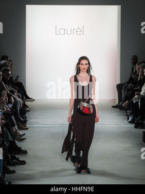 Berlin, Allemagne. 18 janvier, 2017. Un model de la marque allemande pendant la Laurel Mercedes-Benz Fashion Week Automne/Hiver 2017 de Berlin à Berlin, capitale de l'Allemagne. Credit : Shan Yuqi/Xinhua/Alamy Live News Banque D'Images