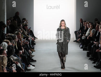 Berlin, Allemagne. 18 janvier, 2017. Un model de la marque allemande pendant la Laurel Mercedes-Benz Fashion Week Automne/Hiver 2017 de Berlin à Berlin, capitale de l'Allemagne. Credit : Shan Yuqi/Xinhua/Alamy Live News Banque D'Images