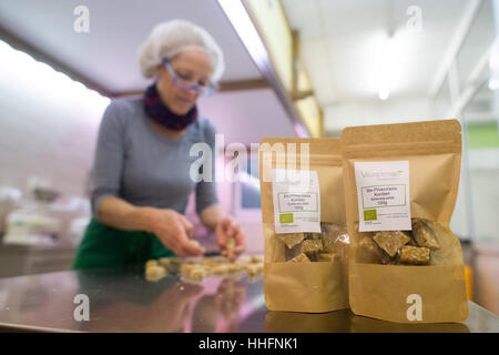 Klötze, Allemagne. 18 janvier, 2017. Chef de la production du fabricant 'Vitasprosse Neuschulz', Heidrun, vérifie sur ses produits à Klötze, Allemagne. La compagnie produit salé et sucré des aliments crus produits. Tous les produits végétaliens sont certifiés biologiques et sans gluten. 'Vitasprosse" présente ses produits à la Semaine verte à Berlin. Photo : Klaus-Dietmar Gabbert/dpa/ZB/dpa/Alamy Live News Banque D'Images