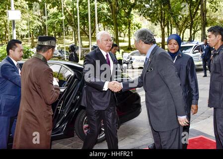 Kuala Lumpur, Malaisie. 19 Jan, 2017. Le Premier Ministre de Malaisie Najib Razak (C) est arrivé à Kuala Lumpur Convention Centre pour l'Organisation de la coopération islamique (OCI) réunion pour discuter de la crise les musulmans rohingyas le 19 janvier 2017 à Kuala Lumpur, Malaisie. Crédit : Chris Jung/ZUMA/Alamy Fil Live News Banque D'Images