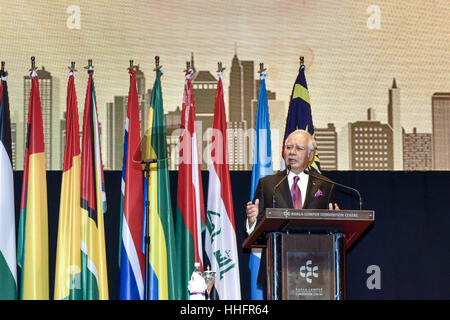 Kuala Lumpur, Malaisie. 19 Jan, 2017. Le Premier Ministre malaisien Najib Razak répondre discours lors de la Session extraordinaire de l'Organisation de la coopération islamique (OCI) sur la situation des rohingyas en Birmanie, au centre des congrès de Kuala Lumpur, Kuala Lumpur le 19 janvier 2017. Crédit : Chris Jung/ZUMA/Alamy Fil Live News Banque D'Images