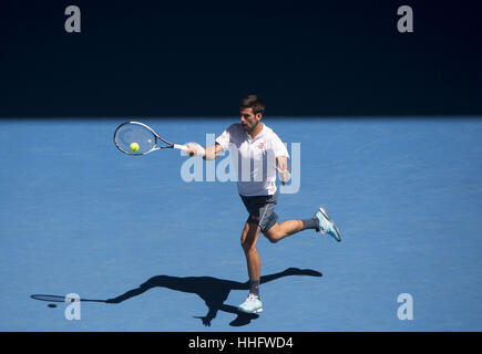 Melbourne, Australie. 19 Jan, 2017. De la Serbie de Novak Djokovic frappe la balle pendant la masculin deuxième tour contre Denis Istomin de l'Ouzbékistan à l'Australian Open Tennis Championships à Melbourne, Australie, le 19 janvier 2017. Djokovic a perdu 2-3. Credit : Lui Siu Wai/Xinhua/Alamy Live News Banque D'Images