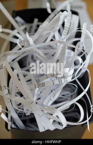 Papier déchiqueté dans une boîte, en Allemagne, ville d'Osterode, 18. Janvier 2017. Photo : Frank May | conditions dans le monde entier Banque D'Images