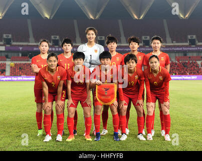 Foshan, la province chinoise du Guangdong. 19 Jan, 2017. Les joueurs de la Chine posent pour les photos avant le match contre la Thaïlande à la logistique Chunhui CFA Coupe du Tournoi de Football International des Femmes Foshan 2017 À Foshan, Province du Guangdong en Chine du sud, le 19 janvier 2017. Credit : Jia Yuchen/Xinhua/Alamy Live News Banque D'Images