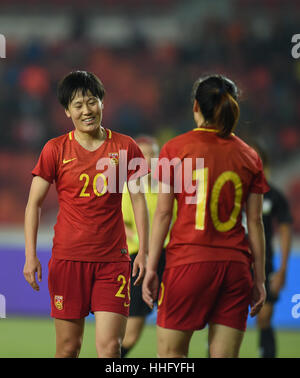 Foshan, la province chinoise du Guangdong. 19 Jan, 2017. Zhang Rui (L) de la Chine réagit lors du match contre la Thaïlande à la logistique Chunhui CFA Coupe du Tournoi de Football International des Femmes Foshan 2017 À Foshan, Province du Guangdong en Chine du sud, le 19 janvier 2017. Credit : Jia Yuchen/Xinhua/Alamy Live News Banque D'Images