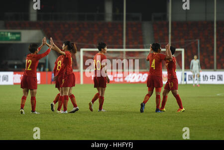 Foshan, la province chinoise du Guangdong. 19 Jan, 2017. Les joueurs de la Chine célèbrent après avoir marqué un but lors du match contre la Thaïlande à la logistique Chunhui CFA Coupe du Tournoi de Football International des Femmes Foshan 2017 À Foshan, Province du Guangdong en Chine du sud, le 19 janvier 2017. Credit : Jia Yuchen/Xinhua/Alamy Live News Banque D'Images