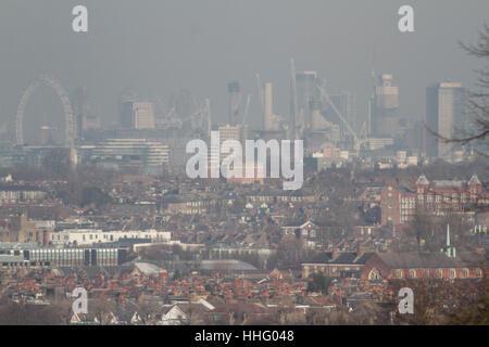 Wimbledon, Londres, Royaume-Uni. 19 Jan, 2017. Photo : ville de Londres vu de Wimbledon. Une qualité de l'air de Londres en raison de l'alerte smog toxique, pour un total de huit arrondissements de Londres y compris la ville de Londres, Hammersmith et Fulham, London, Kensington et Chelsea, Kingston upon Thames, Tower Hamlets, Wandsworth et Westminster Crédit : amer ghazzal/Alamy Live News Banque D'Images