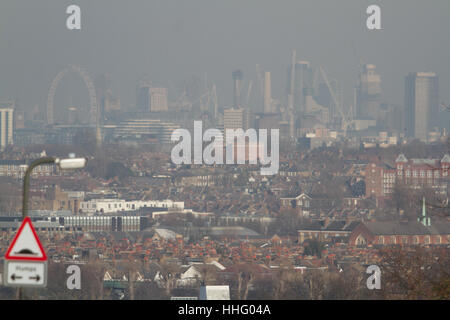 Wimbledon, Londres, Royaume-Uni. 19 Jan, 2017. Photo : ville de Londres vu de Wimbledon. Une qualité de l'air de Londres en raison de l'alerte smog toxique, pour un total de huit arrondissements de Londres y compris la ville de Londres, Hammersmith et Fulham, London, Kensington et Chelsea, Kingston upon Thames, Tower Hamlets, Wandsworth et Westminster Crédit : amer ghazzal/Alamy Live News Banque D'Images