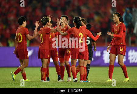 Foshan, la province chinoise du Guangdong. 19 Jan, 2017. Les joueurs de la Chine célèbrent marquant lors du match contre la Thaïlande à la logistique Chunhui CFA Coupe du Tournoi de Football International des Femmes Foshan 2017 À Foshan, Province du Guangdong en Chine du sud, le 19 janvier 2017. La Chine a gagné 2-0. Credit : Jia Yuchen/Xinhua/Alamy Live News Banque D'Images