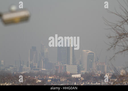 Wimbledon, Londres, Royaume-Uni. 19 Jan, 2017. Photo : ville de Londres vu de Wimbledon. Une qualité de l'air de Londres en raison de l'alerte smog toxique, pour un total de huit arrondissements de Londres y compris la ville de Londres, Hammersmith et Fulham, London, Kensington et Chelsea, Kingston upon Thames, Tower Hamlets, Wandsworth et Westminster Crédit : amer ghazzal/Alamy Live News Banque D'Images