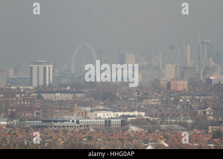 Wimbledon, Londres, Royaume-Uni. 19 Jan, 2017. Photo : ville de Londres vu de Wimbledon. Une qualité de l'air de Londres en raison de l'alerte smog toxique, pour un total de huit arrondissements de Londres y compris la ville de Londres, Hammersmith et Fulham, London, Kensington et Chelsea, Kingston upon Thames, Tower Hamlets, Wandsworth et Westminster Crédit : amer ghazzal/Alamy Live News Banque D'Images