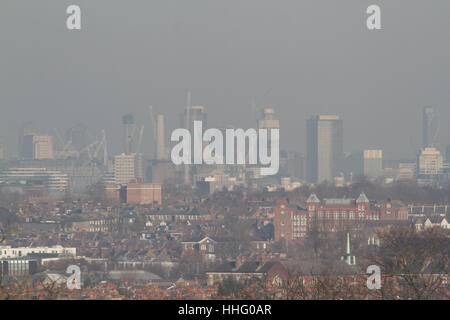 Wimbledon, Londres, Royaume-Uni. 19 Jan, 2017. Photo : ville de Londres vu de Wimbledon. Une qualité de l'air de Londres en raison de l'alerte smog toxique, pour un total de huit arrondissements de Londres y compris la ville de Londres, Hammersmith et Fulham, London, Kensington et Chelsea, Kingston upon Thames, Tower Hamlets, Wandsworth et Westminster Crédit : amer ghazzal/Alamy Live News Banque D'Images