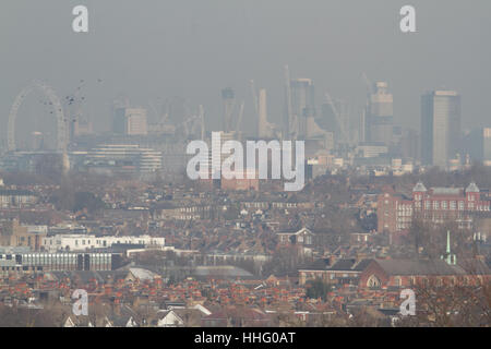 Wimbledon, Londres, Royaume-Uni. 19 Jan, 2017. Photo : ville de Londres vu de Wimbledon. Une qualité de l'air de Londres en raison de l'alerte smog toxique, pour un total de huit arrondissements de Londres y compris la ville de Londres, Hammersmith et Fulham, London, Kensington et Chelsea, Kingston upon Thames, Tower Hamlets, Wandsworth et Westminster Crédit : amer ghazzal/Alamy Live News Banque D'Images