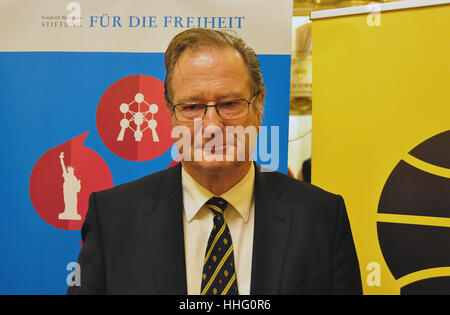 La déclaration germano-tchèque signé il y a 20 ans a contribué à retirer l'ombre du passé des deux relations des pays et il les a débarrassé d'une certaine tension et nervosité, Klaus Kinkel (photo), ministre allemand des affaires étrangères de l'époque de sa signature, a dit à CTK aujourd'hui, le jeudi 19 janvier 2017. Kinkel a déclaré que le document avait assoupli la manière de la République tchèque à l'UE. La déclaration sur les relations bilatérales et de leur développement futur, dans lequel les deux pays se sont engagés pour ne pas surcharger les relations bilatérales avec des questions controversées du passé et se concentrer sur l'avenir de la coopération au lieu de cela, a été signée en Banque D'Images