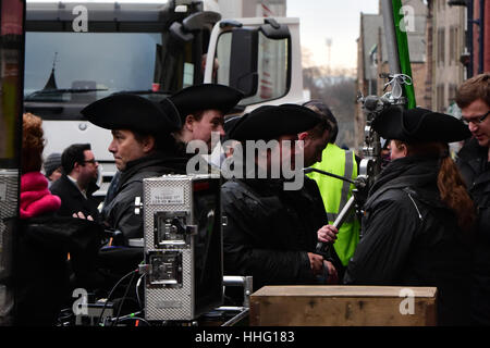 Edinburgh, Ecosse, Royaume-Uni. 19 Jan, 2017. Cast de la série TV "Outlander" sur l'emplacement dans la vieille ville d'Édimbourg, le Crédit : Ken Jack/Alamy Live News Banque D'Images